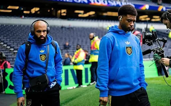 Bryan Mbeumo and Amad Dialo before a Manchester United game