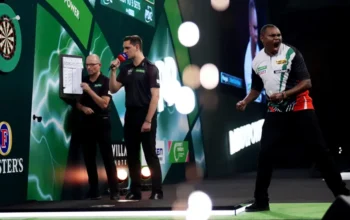 David Munyua fought back from two sets down to beat former World Grand Prix champion Mike de Decker at Alexandra Palace