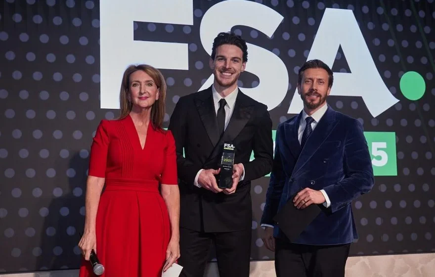 Declan Rice holding the 2025 FSA Men’s Player of the Year award during the ceremony.