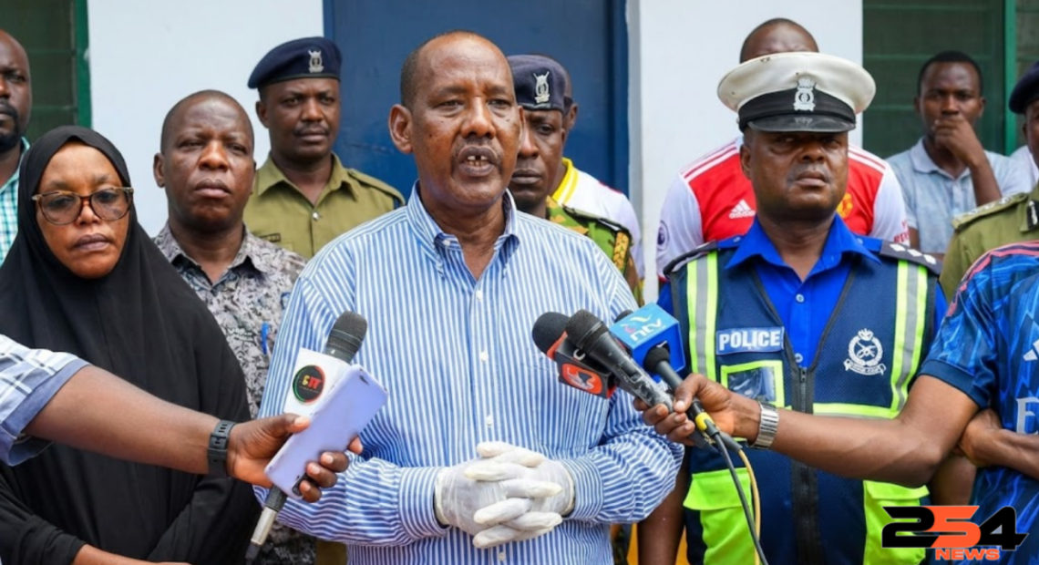 Ali Nuno addressing police officers during a coastal security briefing.