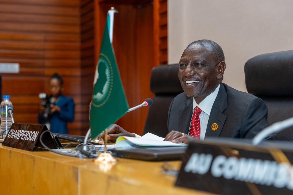 William Ruto and Emmerson Mnangagwa at the COMESA summit in Harare