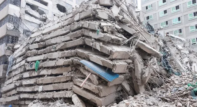 Eastleigh building collapse: Youths scramble for scrap metal