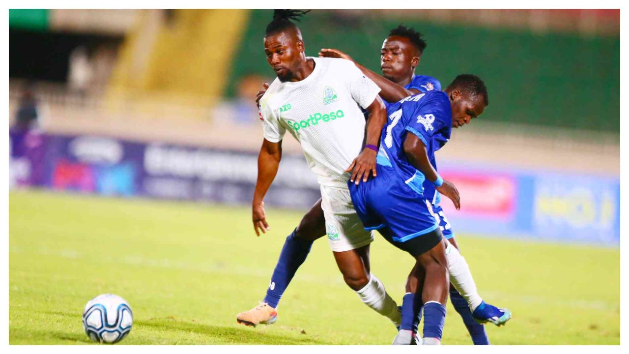 Elvin Barasa and Joseph Omulama tackle Ebenezzer Asifuah during Gor Mahia’s match against Murang’a Seal